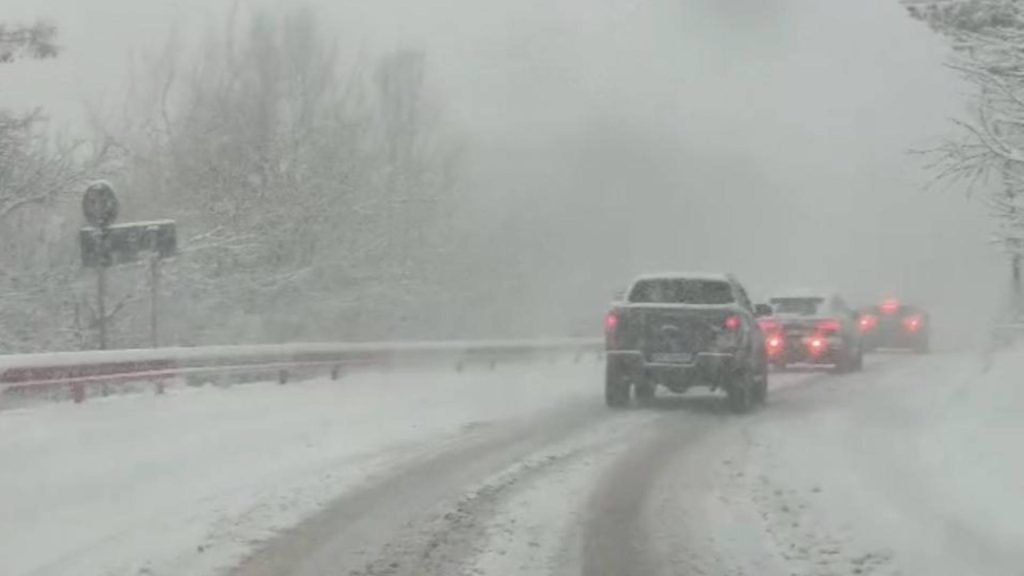 Restricții de trafic pe DN6 din cauza ninsorilor. Drumuri cu zăpadă în 14 județe și polei în Brăila: recomandările Poliției Rutiere