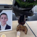 Durere și rugăciune după moartea lui Matei. Minorul de 14 ani, fiu de preot, a murit după ce a plonjat cu maşina în râu alături de mama și de frații săi