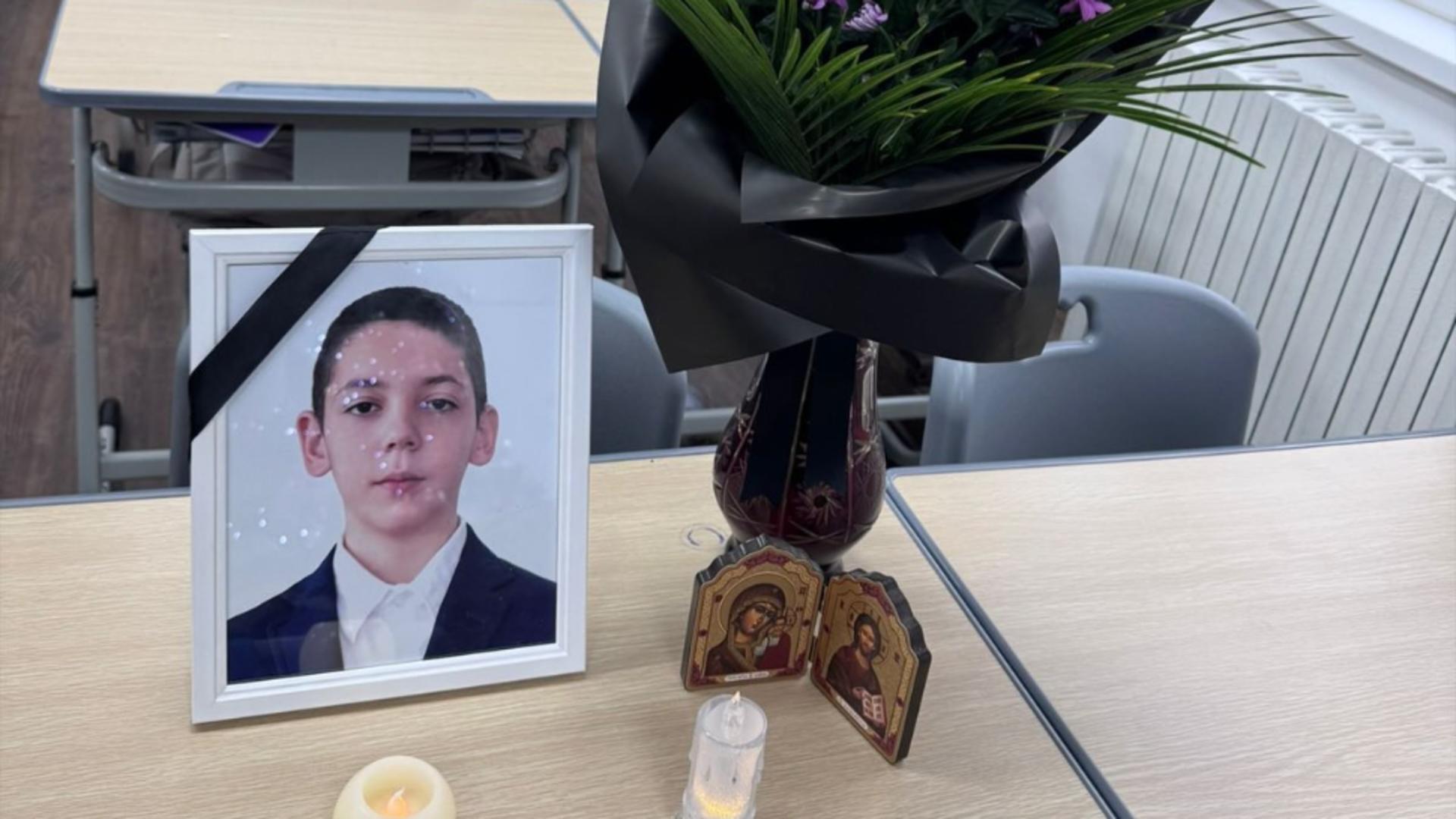 Durere și rugăciune după moartea lui Matei. Minorul de 14 ani, fiu de preot, a murit după ce a plonjat cu maşina în râu alături de mama și de frații săi