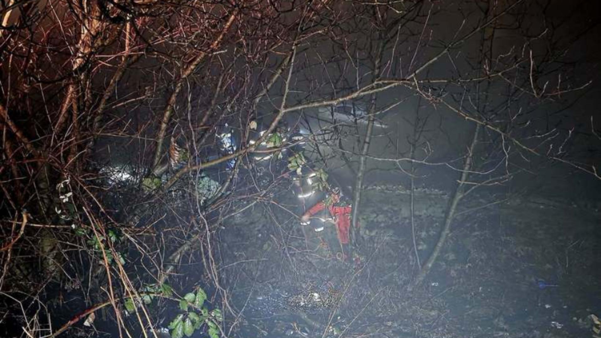 O șoferiță a căzut cu mașina în apă. Femeia de 55 de ani se afla în șoc hipotermic