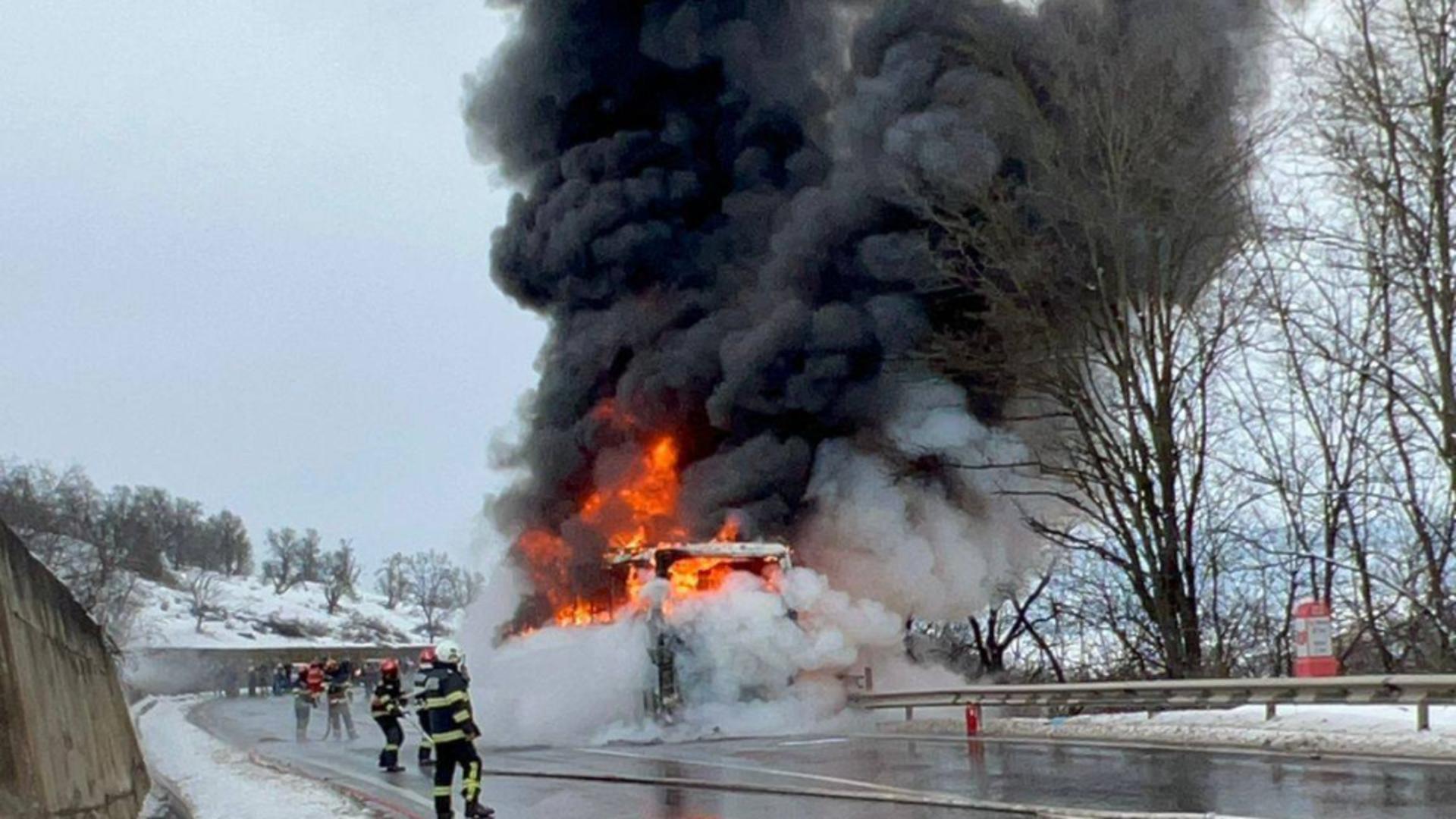Un autocar cu aproape 50 de pasageri a luat foc, pe o șosea din Mureș – VIDEO