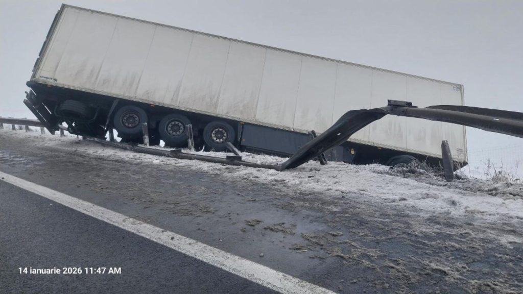 Trafic restricționat pe A1, în județul Sibiu, din cauza unui TIR răsturnat FOTO