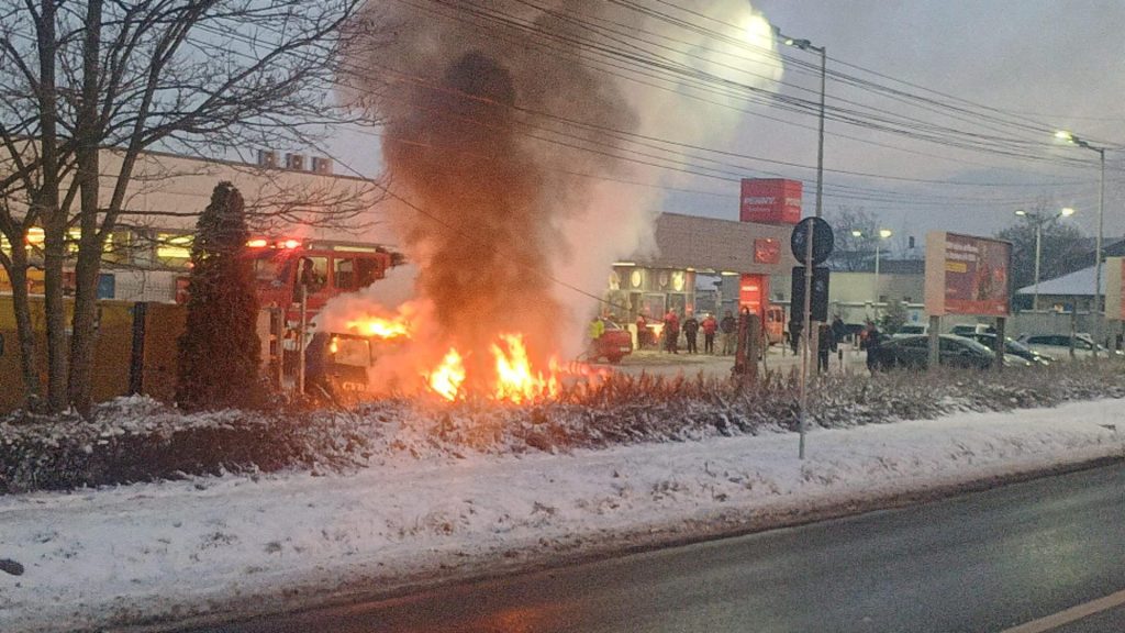 Mașină în flăcări în parcarea unui supermarket din Corbeanca: autoturismul a ars ca o torță FOTO&VIDEO