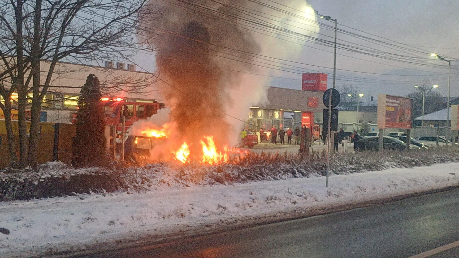 Mașină în flăcări în parcarea unui supermarket din Corbeanca: autoturismul a ars ca o torță FOTO&VIDEO