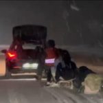 Un adolescent de 17 ani a murit după ce sania trasă de o mașină a lovit un cap de pod – FOTO