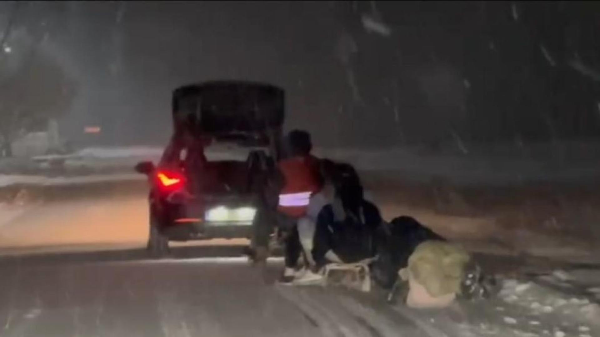 Un adolescent de 17 ani a murit după ce sania trasă de o mașină a lovit un cap de pod – FOTO