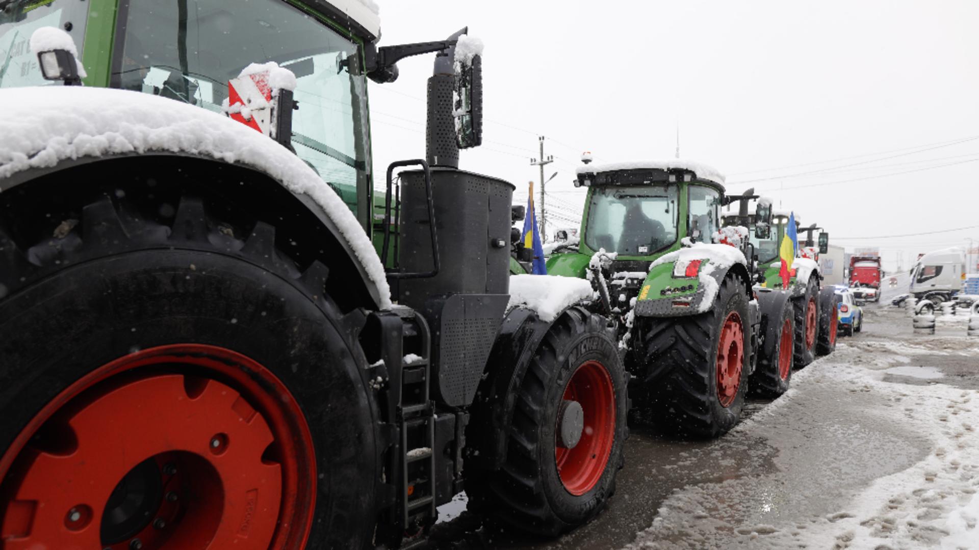 Fermierii vin să protesteze la fereastra lui Bolojan. Măsurile lui Ilie „Sărăcie” îi aduc în sapă de lemn – VIDEO