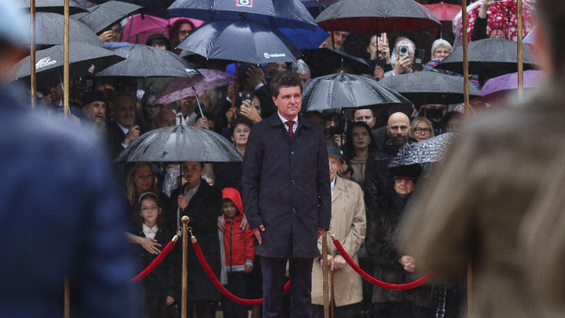 Austeritate numai pentru cei mulți. Ce indemnizații au angajații Administrației Prezidențiale