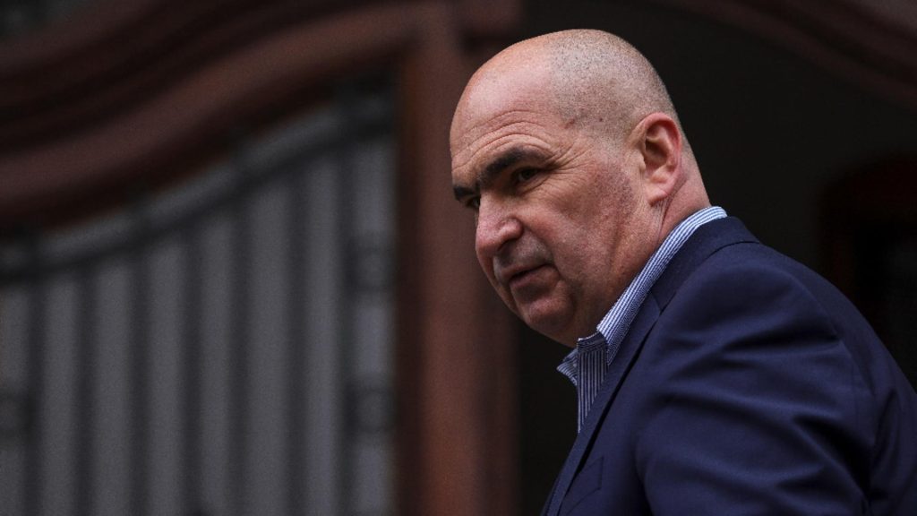 Bolojan trimite recuperatorii peste românii datornici. Primarii se revoltă, amenință că nu vor respecta reforma