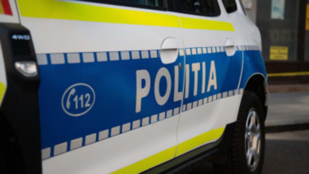 Bărbatul care a muşcat de mâini şi picioare trei poliţişti a fost arestat preventiv. Individul este acuzat de ultraj