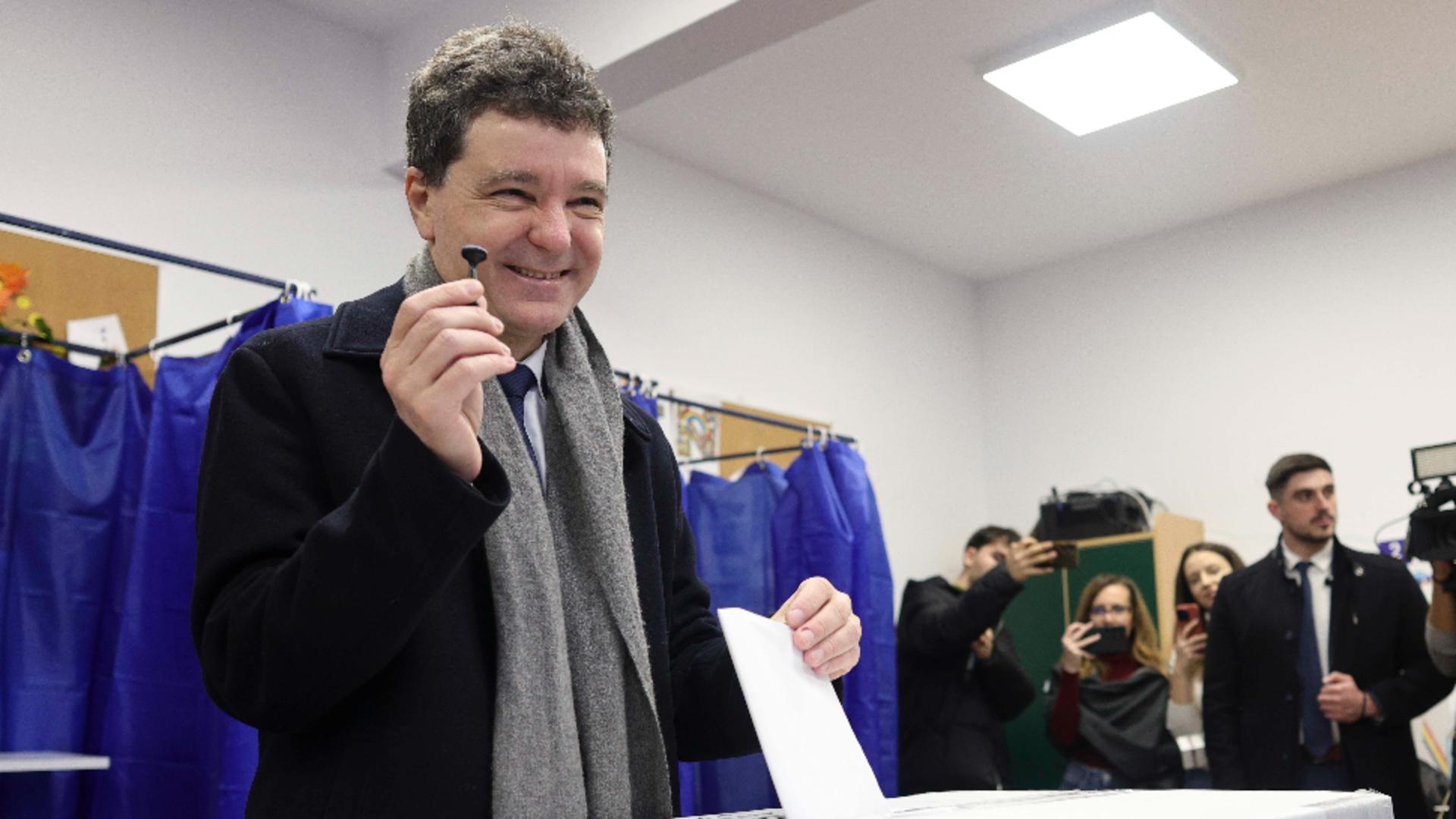 Nicușor Dan, între activismul anti-Chevron și colaborarea cu un consilier acționar al gigantului american