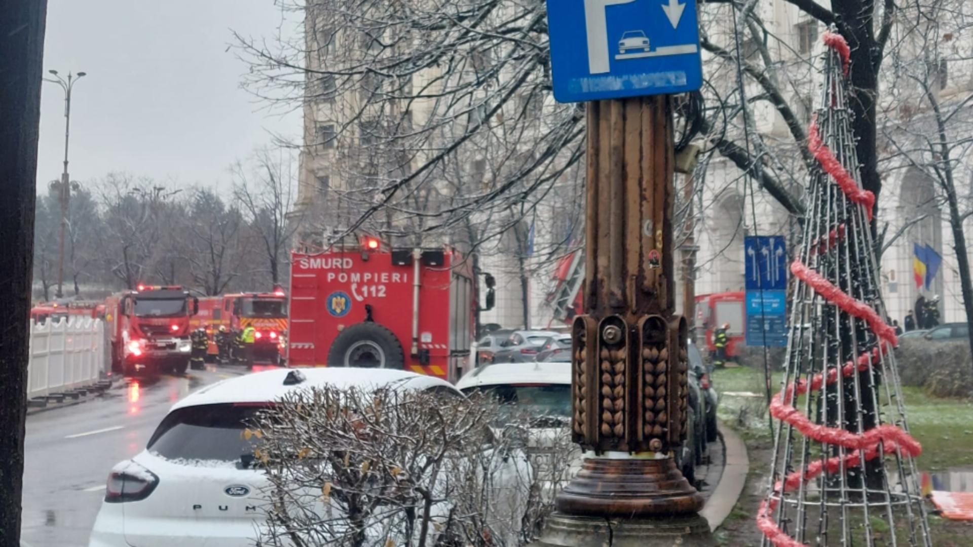 Alertă de incendiu la Ministerul Finanțelor. Mobilizare masivă a pompierilor, trafic restricționat în zonă – FOTO