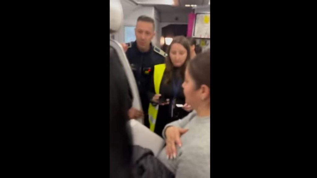 Scandal la bordul unui zbor Wizz Air. Doi pasageri, evacuați după ce același loc ar fi fost vândut de două ori – VIDEO