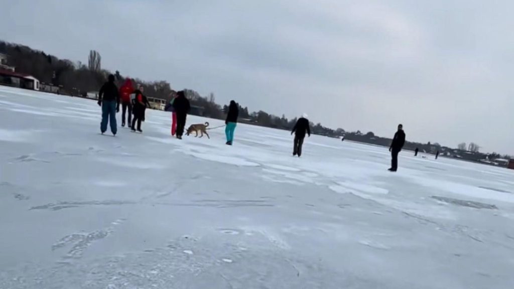 Gerul a înghețat lacul Snagov, patinoar natural imens. Cetățenii s-au avântat pe gheață, după ce o fetiță a fost la un pas de tragedie la Craiova