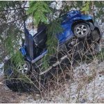 O mașină a căzut într-o prăpastie de aproximativ 10 metri, în județul Argeș. Un minor de 15 ani a fost rănit