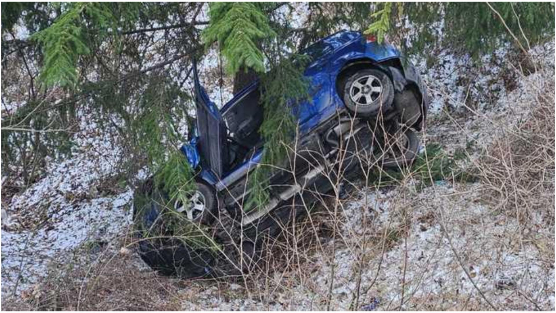 O mașină a căzut într-o prăpastie de aproximativ 10 metri, în județul Argeș. Un minor de 15 ani a fost rănit