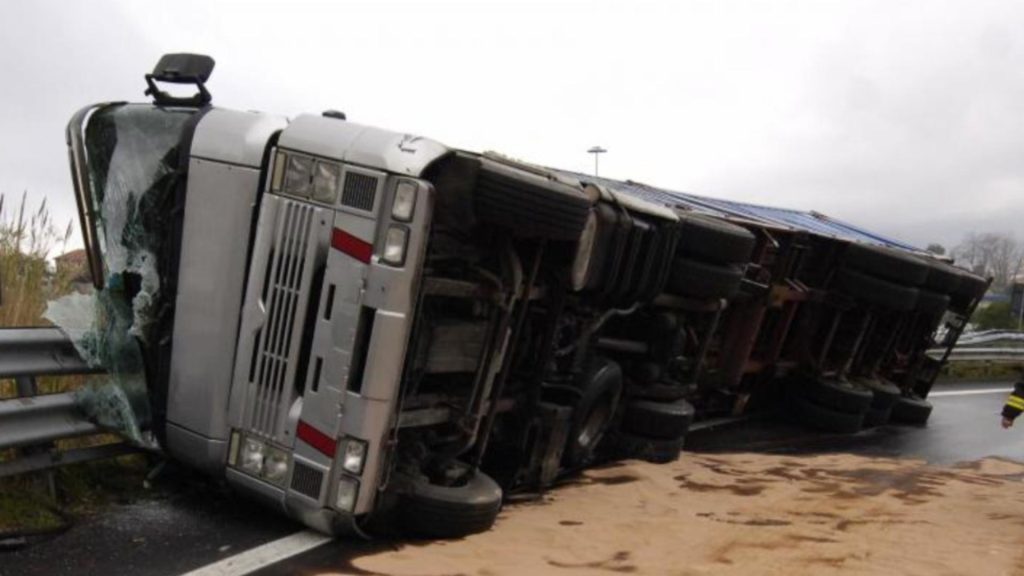 Un român a provocat haos total pe o autostradă din Belgia după ce s-a înecat cu o gură de apă. Traficul, blocat ore înșir