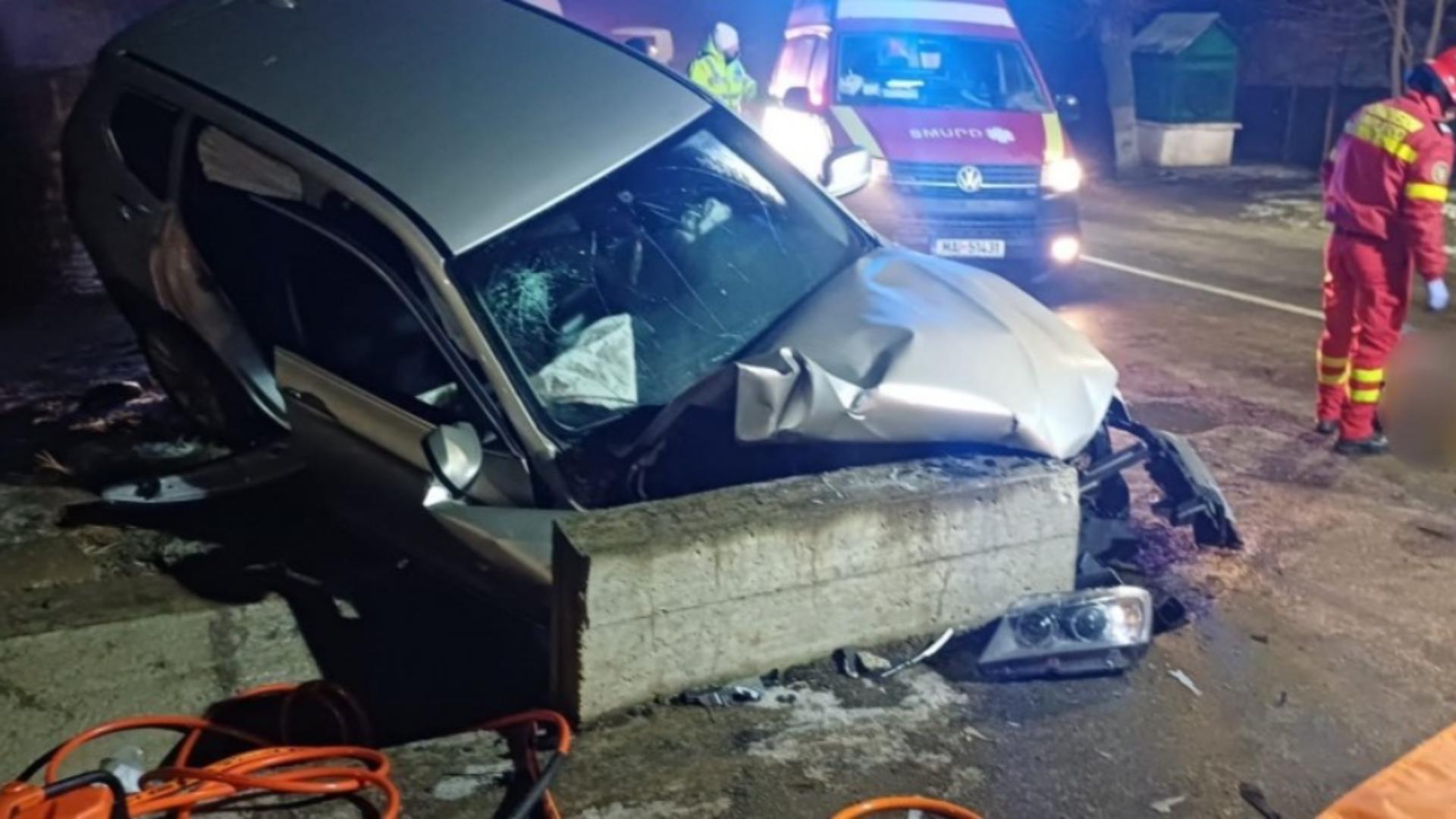 Accident grav în Suceava. Patru tineri răniți, după ce mașina în care se aflau s-a izbit de un cap de pod