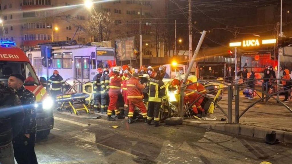 Accident grav în București, la intersecţia dintre Calea Rahovei şi Calea Ferentari. Două persoane au fost rănite