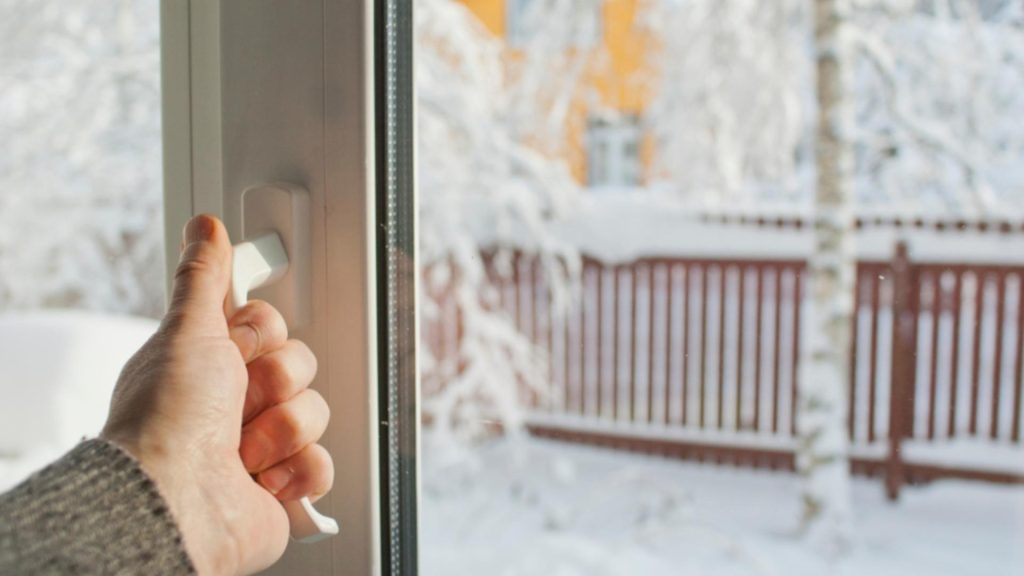 Ferestre deschise larg 10 minute sau pe verticală mai mult timp. Care este varianta corectă de a aerisi. Experții au dat verdictul