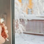 Ferestre deschise larg 10 minute sau pe verticală mai mult timp. Care este varianta corectă de a aerisi. Experții au dat verdictul