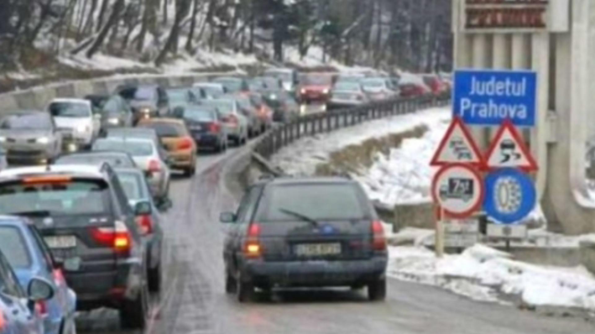 Aglomerație infernală spre Ploiești, pe DN1: coloane de mașini între Predeal și Comarnic. Care sunt rutele alternative