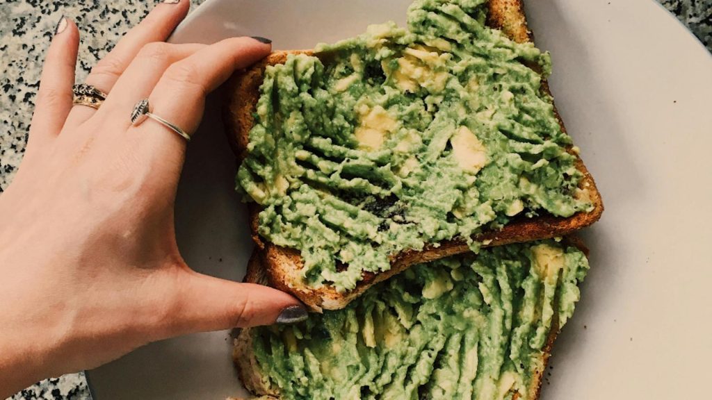 Cea mai simplă rețetă de avocado toast. Se prepară repede și reprezintă o gustare delicioasă