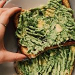 Cea mai simplă rețetă de avocado toast. Se prepară repede și reprezintă o gustare delicioasă