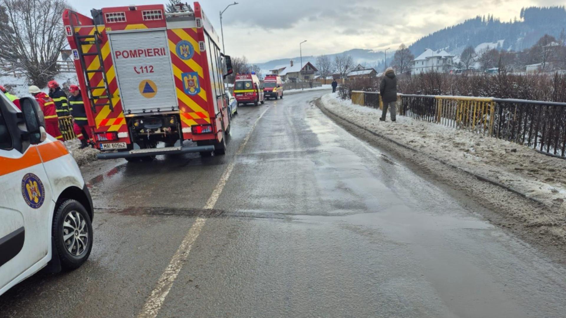 Șase persoane, între care patru copii, rănite după ce o mașină s-a răsturnat în râul Bistrița – FOTO