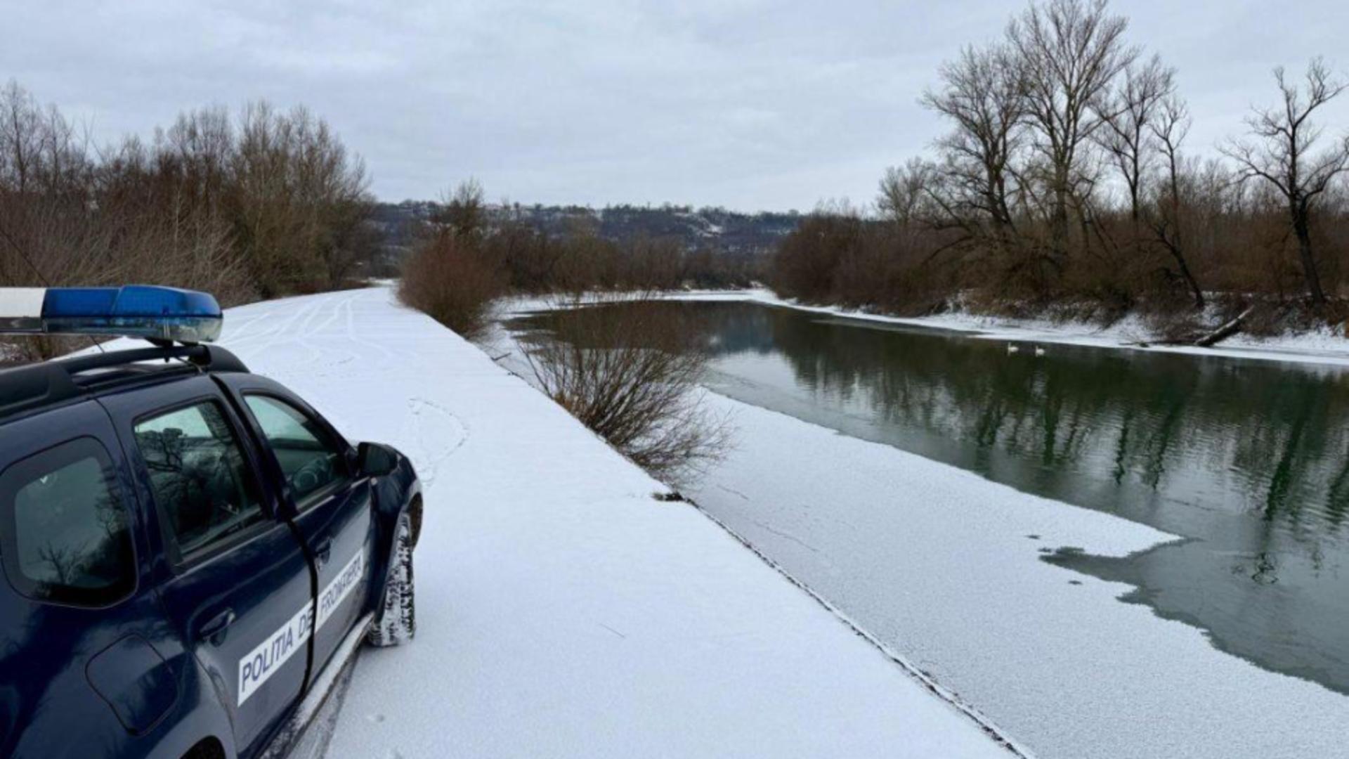 Un ucrainean a fost salvat de la moarte prin îngheț de polițiștii de frontieră români după ce a trecut Prutul înot – FOTO