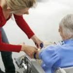 Salarii badante Italia 2026. Sumele au crescut oficial de la 1 ianuarie: câți bani primesc în mână româncele care îngrijesc bătrâni și ce bonusuri pot cere acum