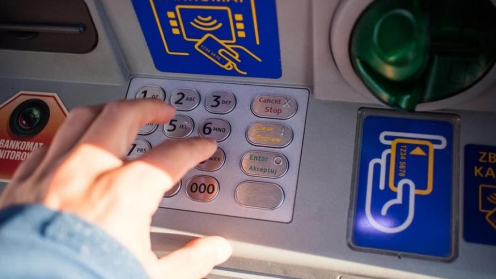 15.000 de lei uitați în bancomat la Botoșani. Poliția îl caută pe proprietar: gestul incredibil al unui trecător