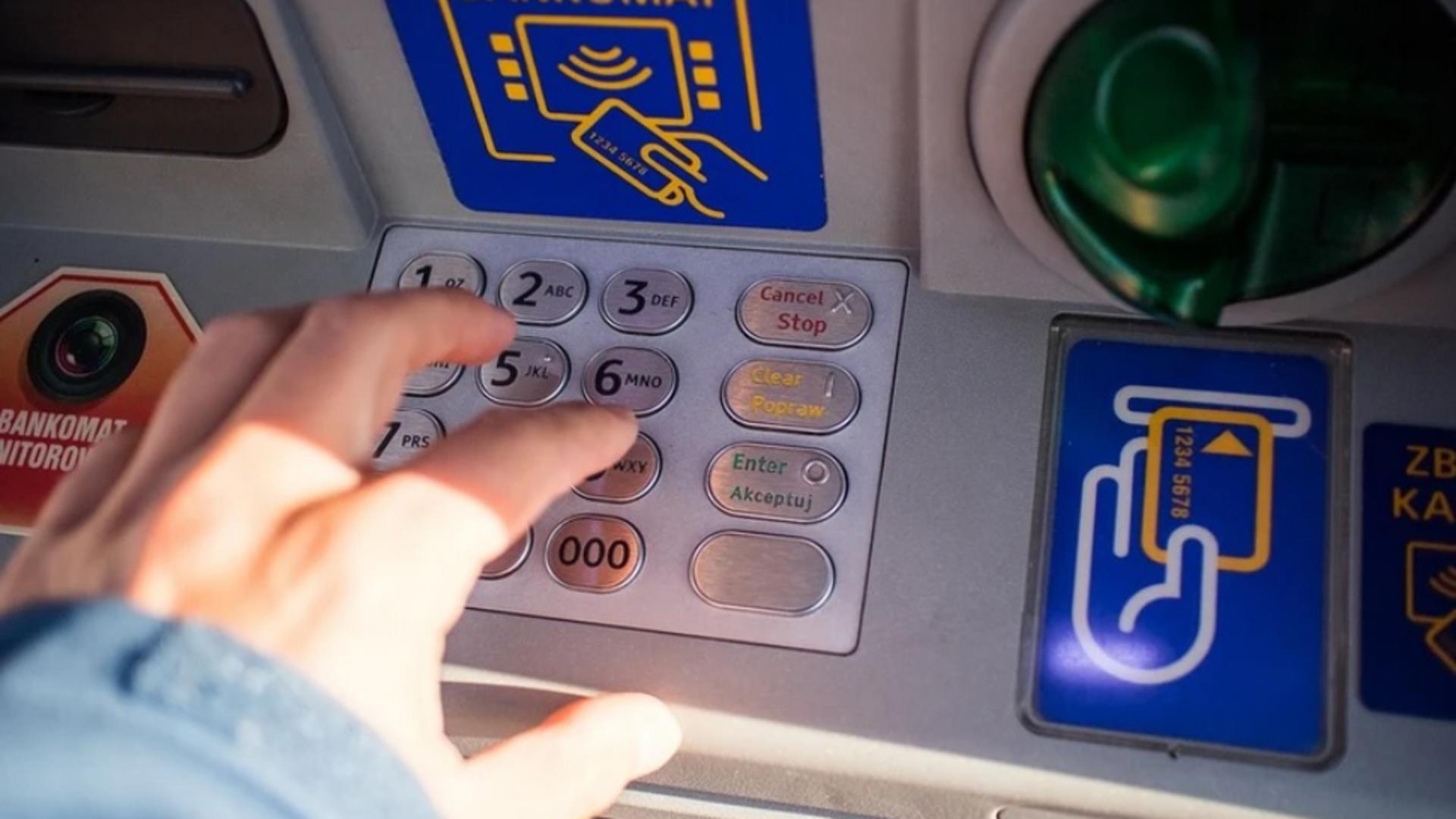 15.000 de lei uitați în bancomat la Botoșani. Poliția îl caută pe proprietar: gestul incredibil al unui trecător