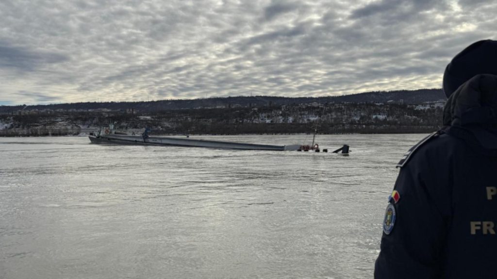 Alertă pe Dunăre! Două nave încărcate cu chimicale s-au scufundat