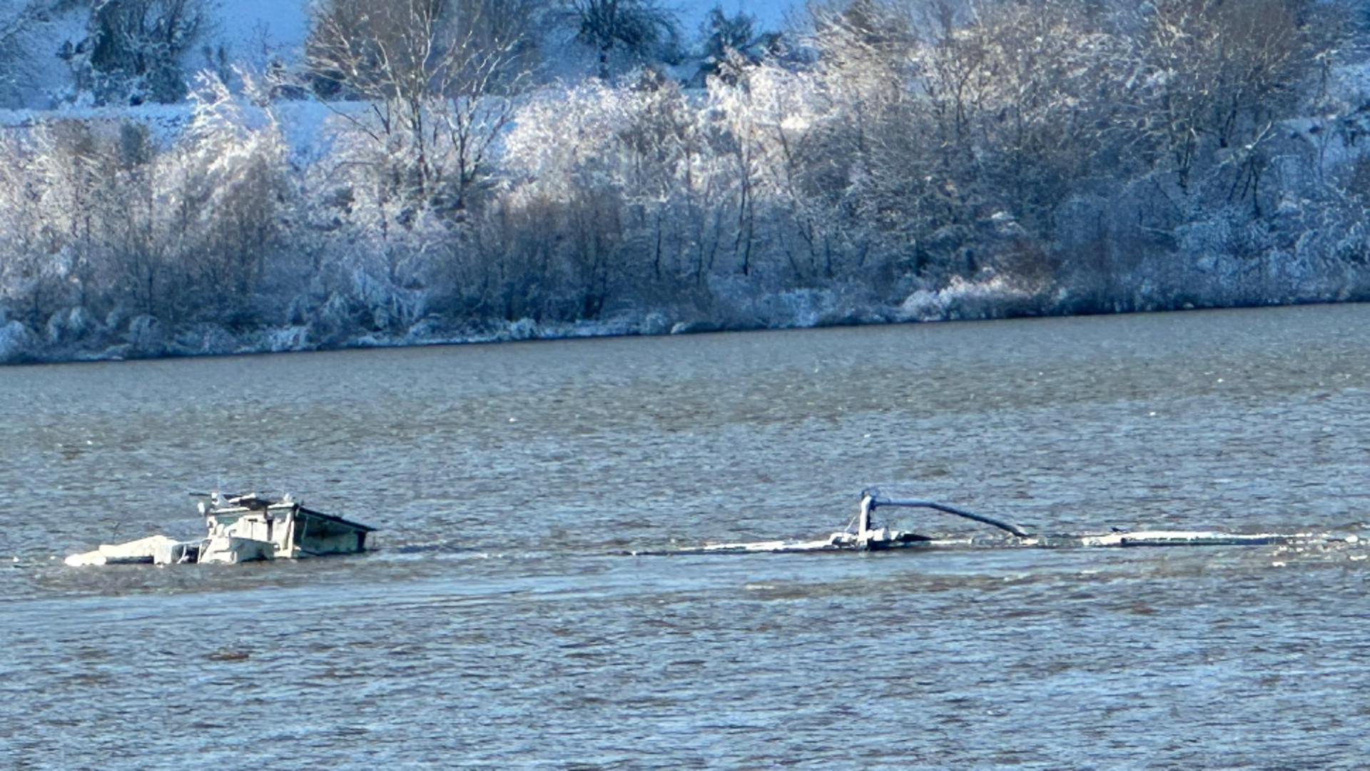 O barjă încărcată cu îngrășăminte chimice s-a scufundat în Dunăre, la Zimnicea. Autoritățile au reacționat abia după trei zile