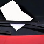 Hoții nu mai sparg mașina, te păcălesc. „Biletul pe lunetă”, trucul care te scoate din mașină