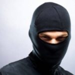 Un tânăr de 18 ani, din Botoșani a fost prins de polițiști pe stradă cu cagula pe față și un pistol în mână