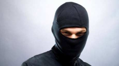 Un tânăr de 18 ani, din Botoșani a fost prins de polițiști pe stradă cu cagula pe față și un pistol în mână