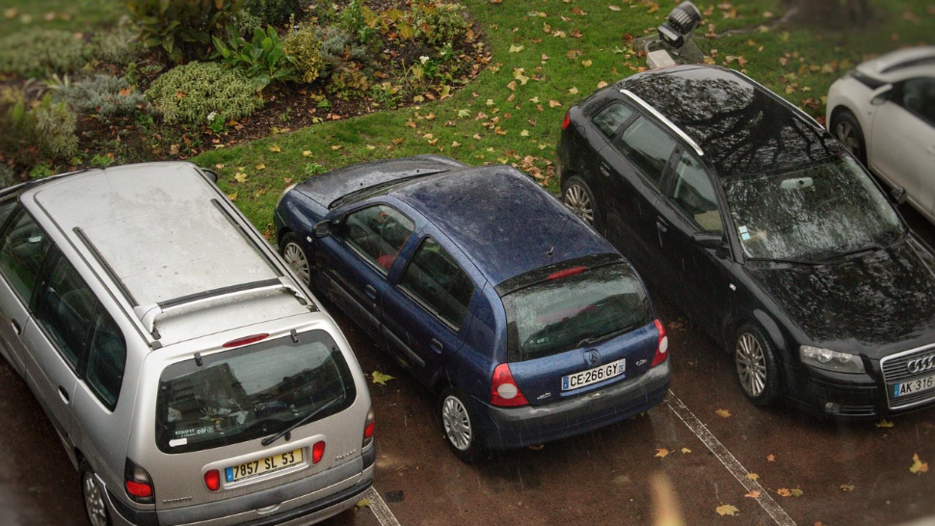 Ce drepturi ai și la cine poți apela dacă cineva și-a lăsat mașina pe locul tău de parcare