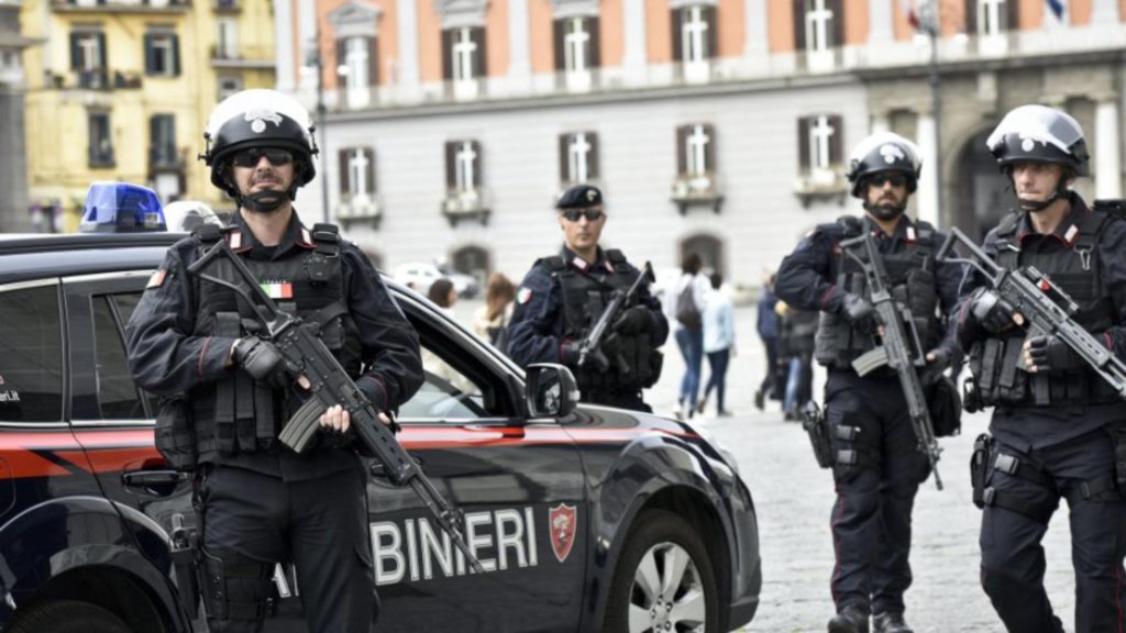 Doi români, arestați în Milano. Au furat arma unui polițist și au deschis focul după ce i-au furat ceasul si mașina unui italian