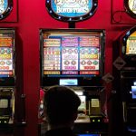 Şase bărbaţi, reţinuţi după un scandal-monstru într-o sală de jocuri de noroc din Craiova: un altul este căutat de poliție