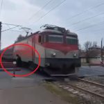 Cum își pun românii viața în pericol. Momentul în care un tren trece milimetric pe lângă un bătrân imprudent. Comunicatul CFR. VIDEO