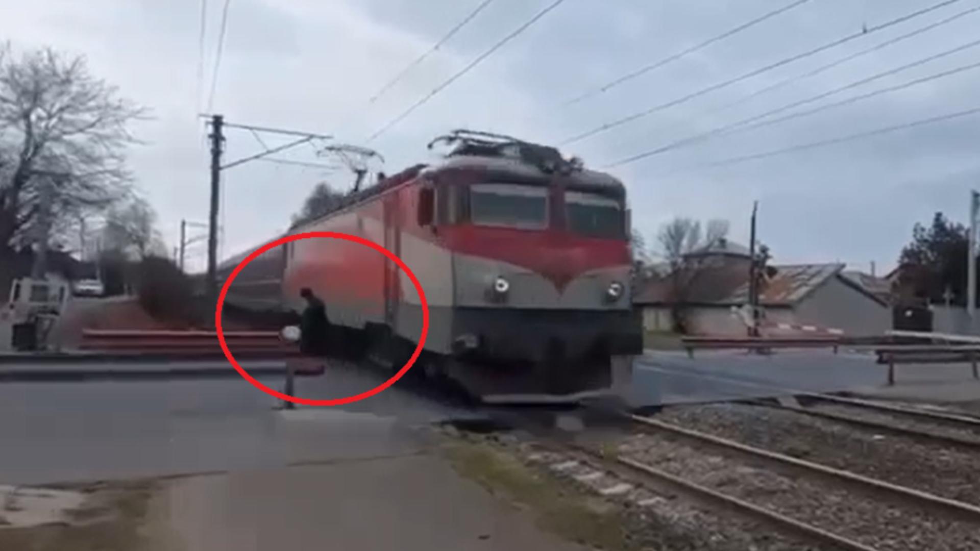 Cum își pun românii viața în pericol. Momentul în care un tren trece milimetric pe lângă un bătrân imprudent. Comunicatul CFR. VIDEO