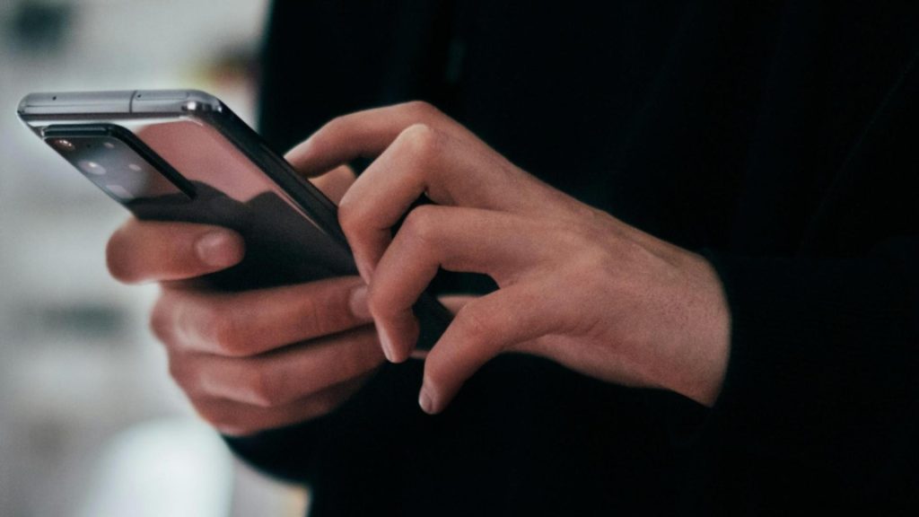 Un student de 19 ani a murit după ce a cerut sfaturi de la ChatGBT despre cum să consume droguri. Unde s-a produs tragedia