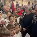 Emoții și o surpriză plăcută pentru Călin Georgescu. Enoriașii l-au colindat în biserică – VIDEO
