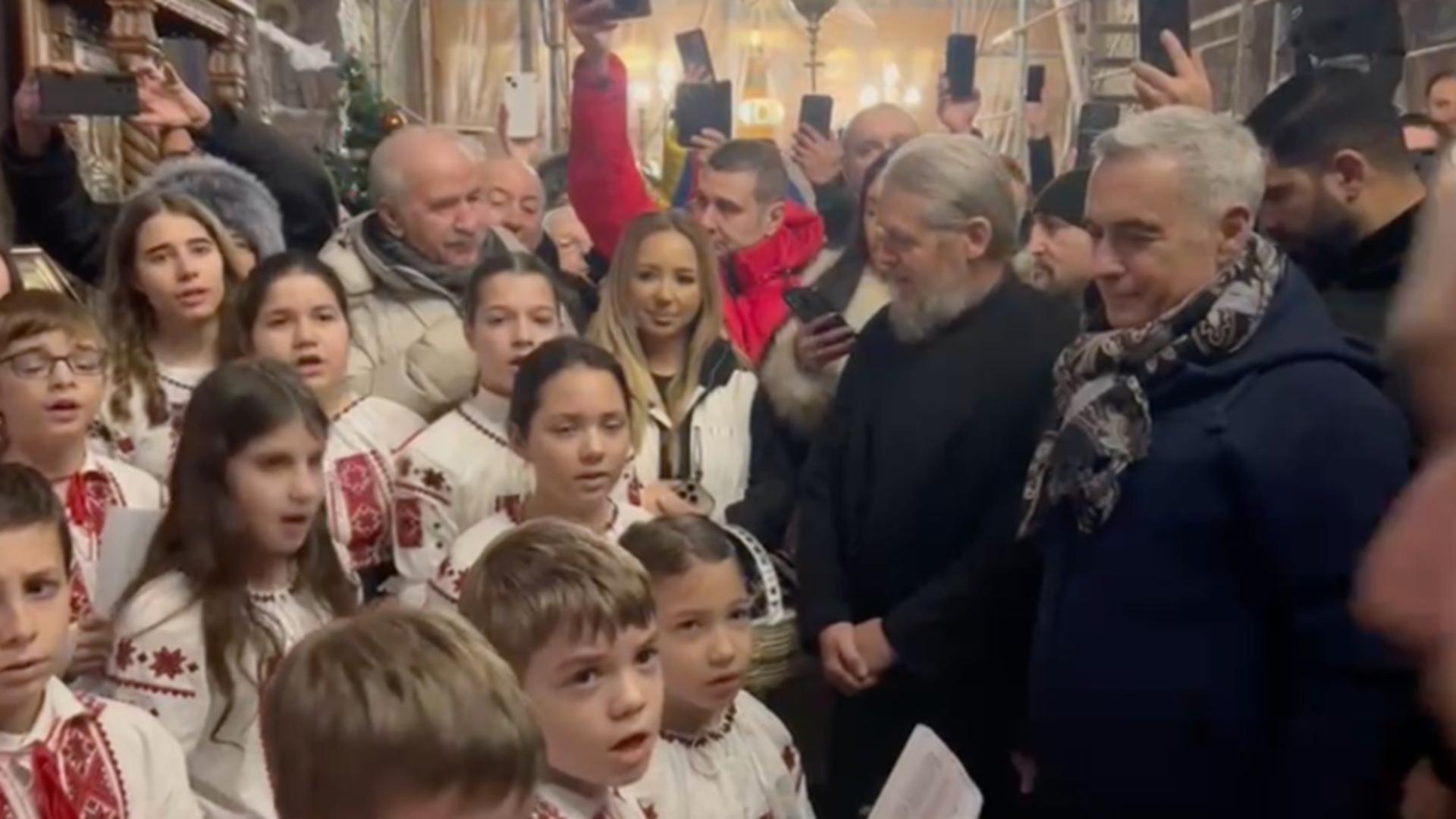 Emoții și o surpriză plăcută pentru Călin Georgescu. Enoriașii l-au colindat în biserică – VIDEO