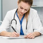 Motivele pentru care prima zi de concediu medical a fost tăiată de la plată, explicate de ministrul Sănătății