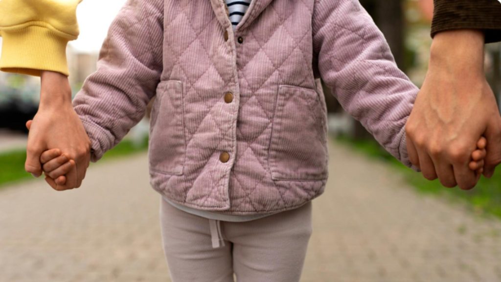 Copil de 4 ani, descoperit singur pe stradă în Iași pe un ger crunt, după ce fusese lăsat la grădiniță