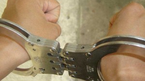 Bărbat reținut după ce a aruncat ulei pe locuința și mașina vecinei și a amenințat că va da foc