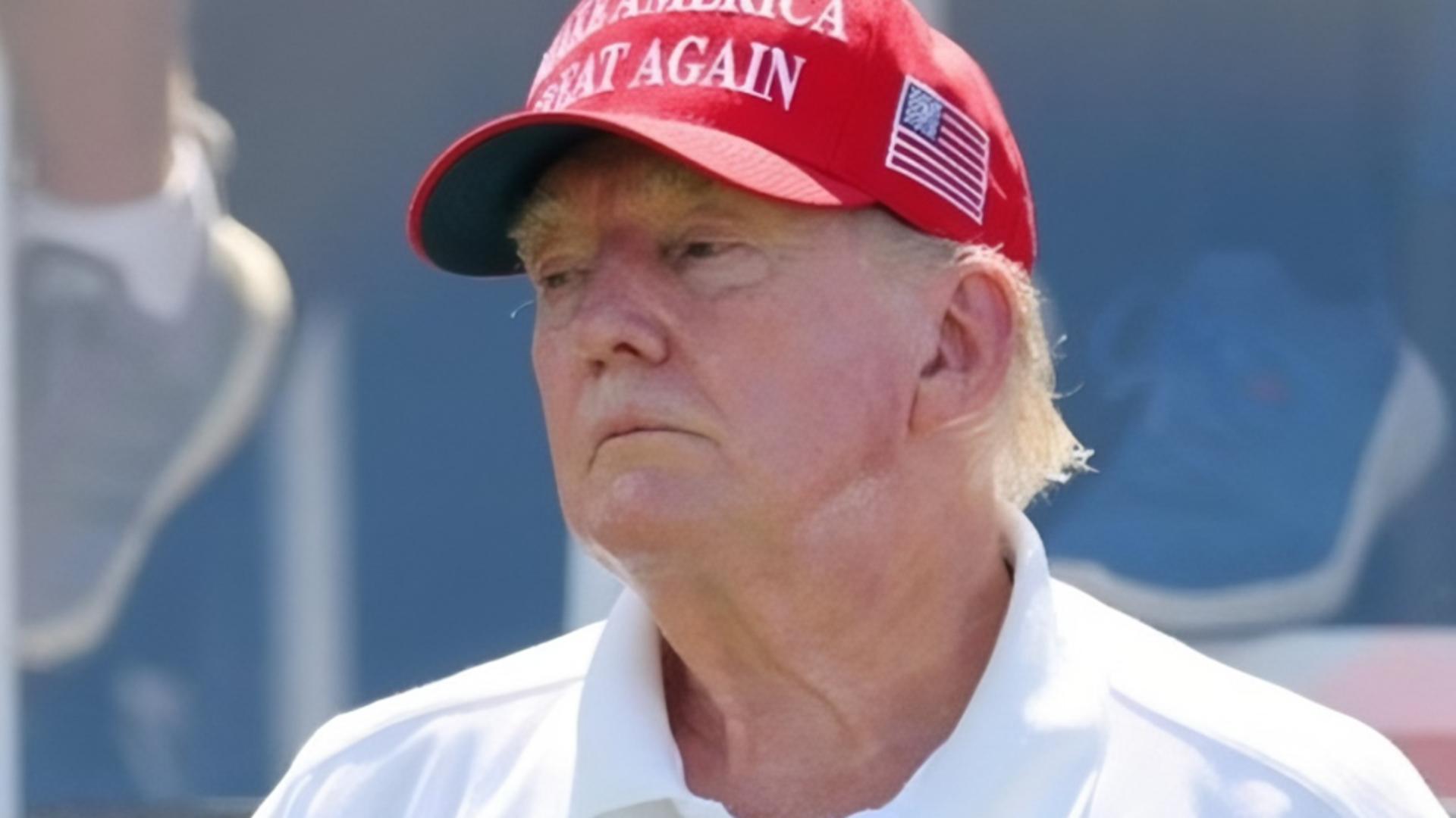 Donald Trump, supărat că fotografii îl fac să pară „puțin gras”. Replica virală a democraților a strâns milioane de vizualizări: „Nu e vina lor”